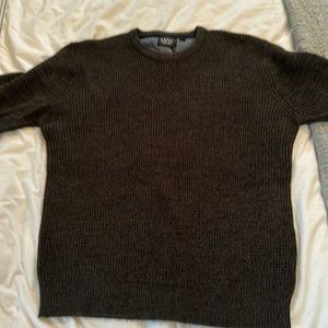 Dark Green crew neck sweater. XL